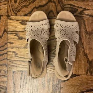 Clarks Giselle Bay Wedge Sandal Tan Women’s Size 8M Like New